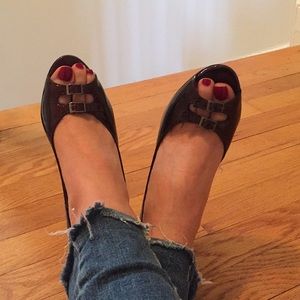 Claudia Ciutti maroon patent leather pumps